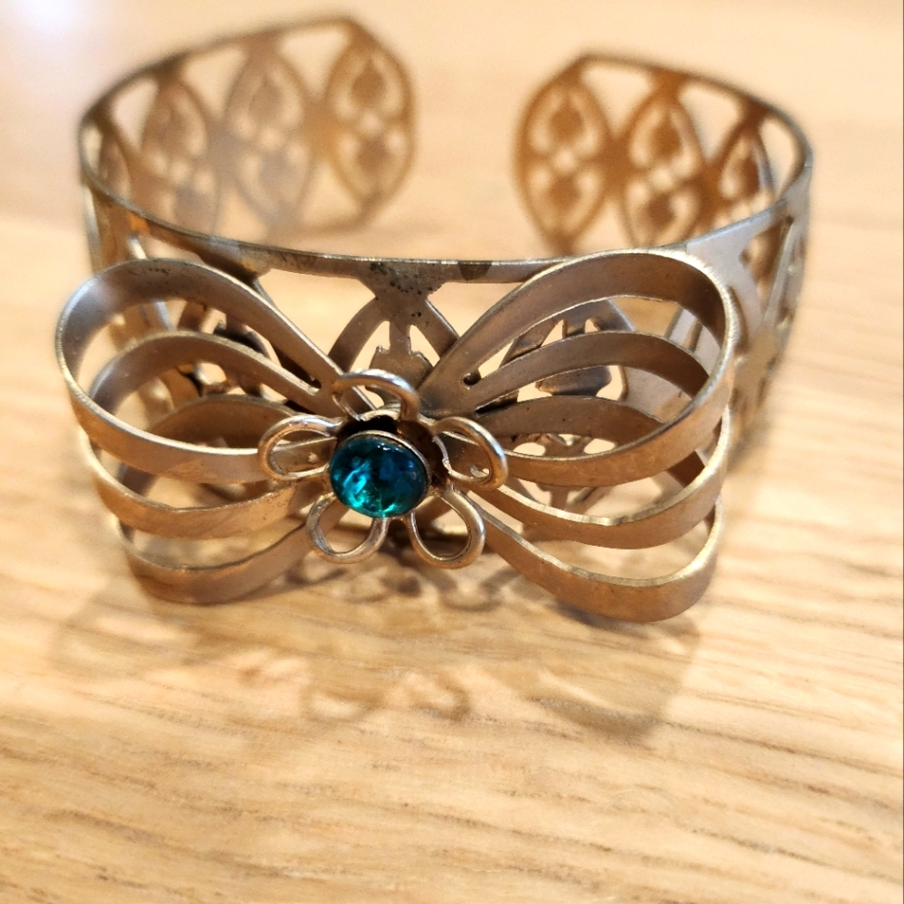 Cute Vintage Rinestone Bow Tie Gold Tone Cuff Bracelt Green Center